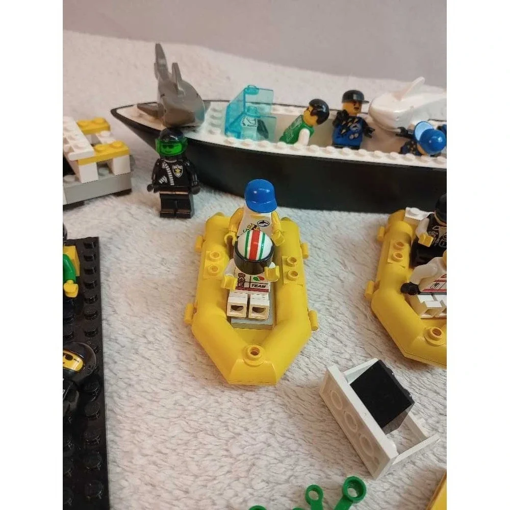 LEGO City Police Boat Shark Rescue Minifigure‎ Vehicles Set